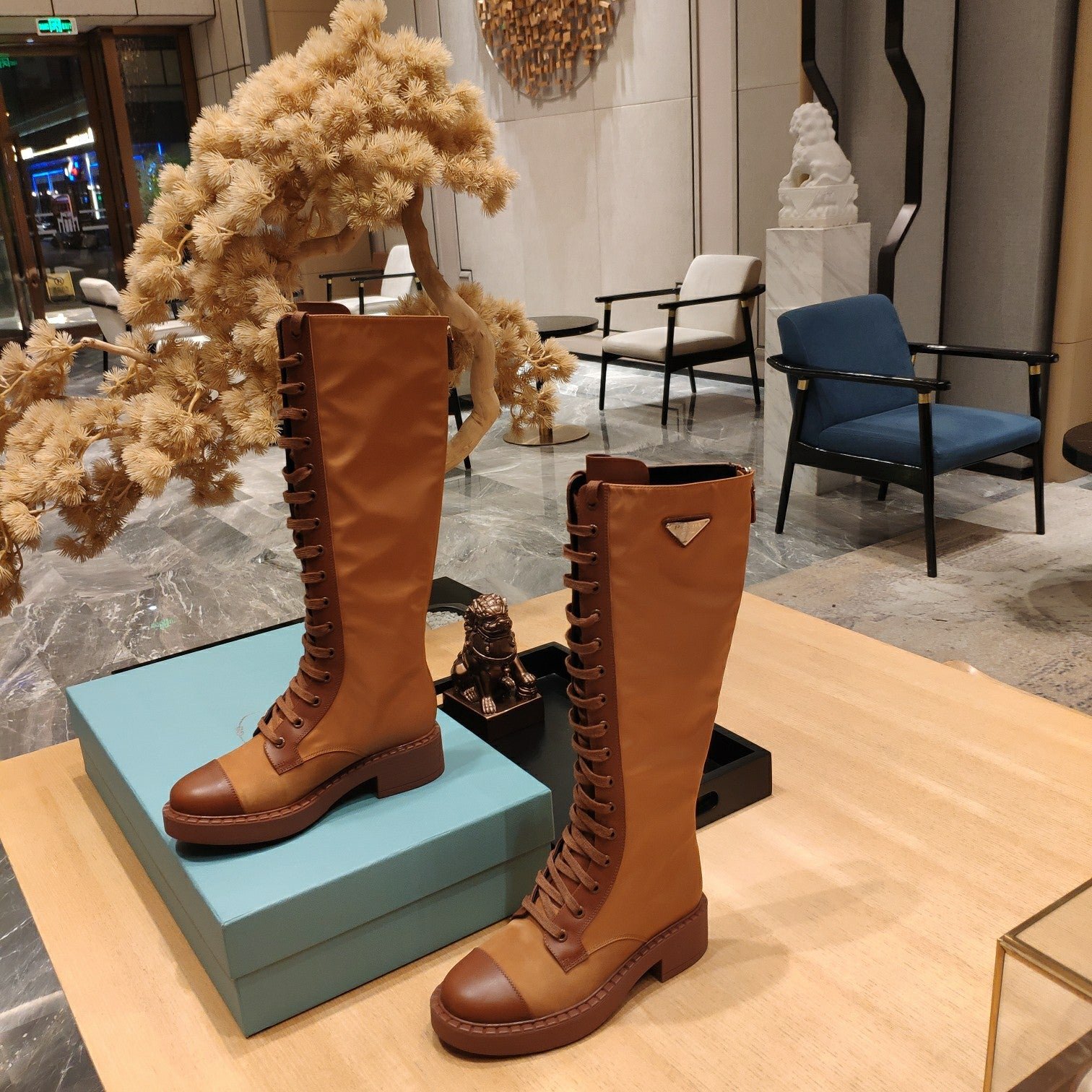 Botas de piel cepillada y Re-Nylon Prada