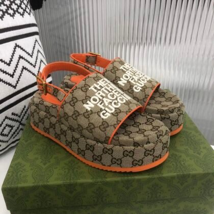 Sandalia con plataforma GG Gucci