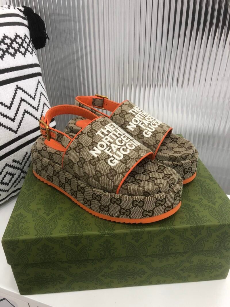 Sandalia con plataforma GG Gucci