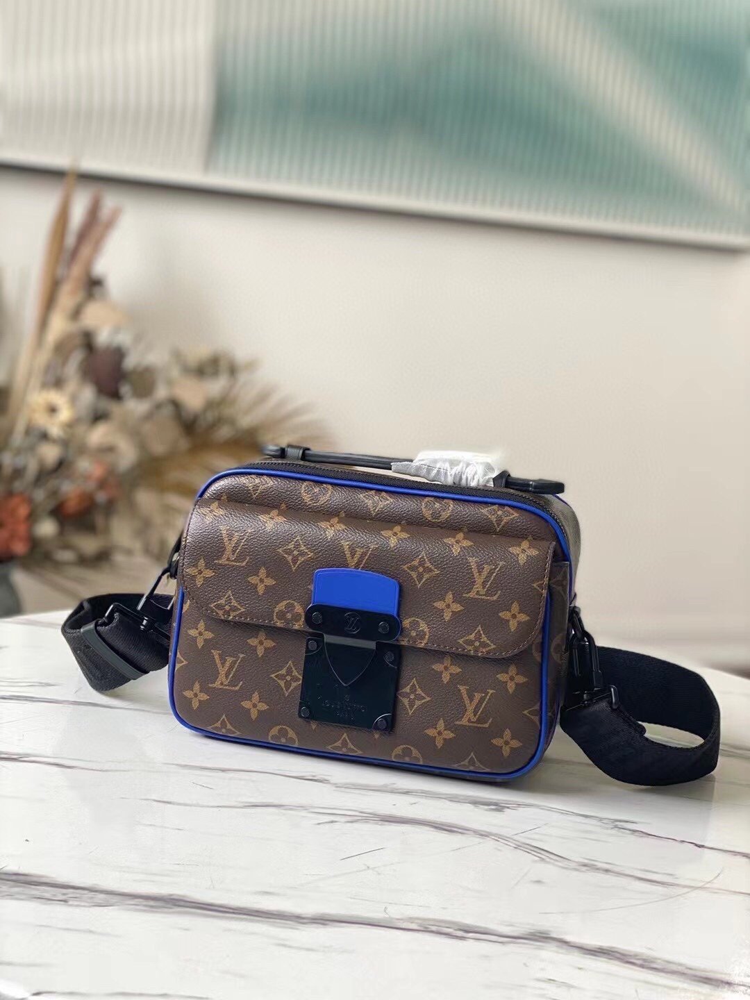 BOLSO MESSENGER S LOCK Louis Vuitton