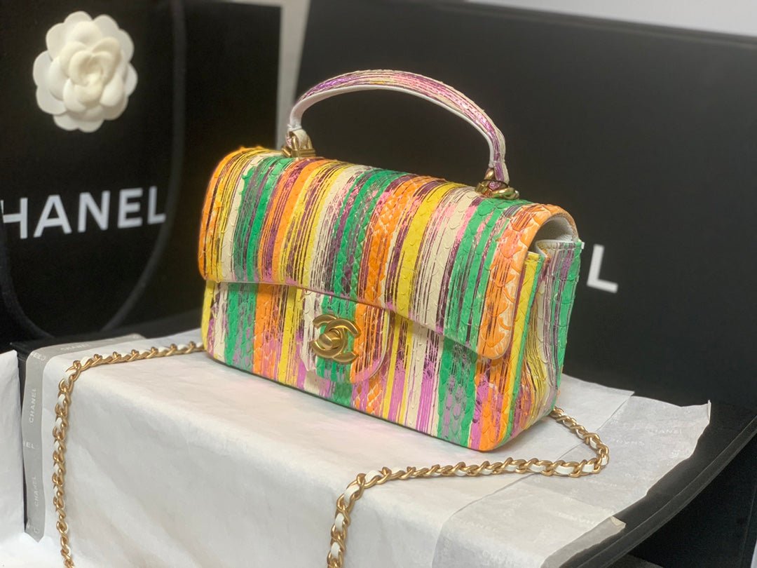 Bolso pequeño con solapa y asa de mano Chanel