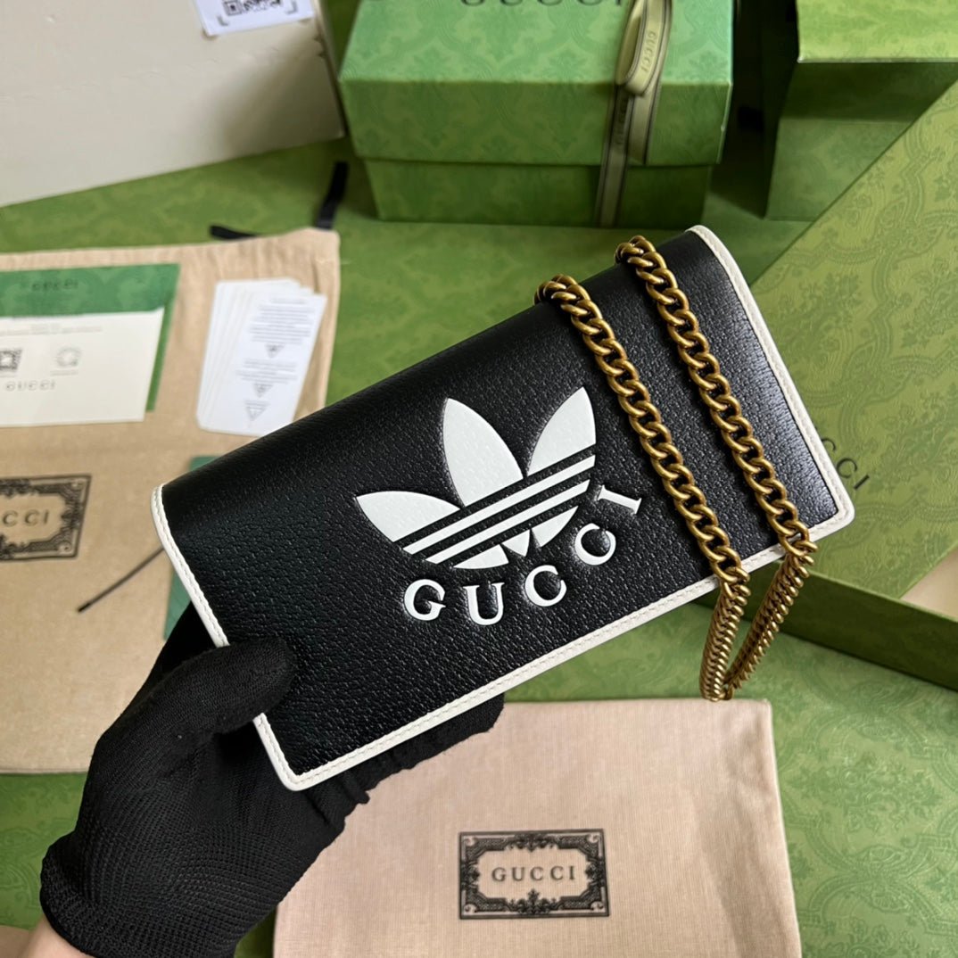 Cartera adidas x Gucci con cadena