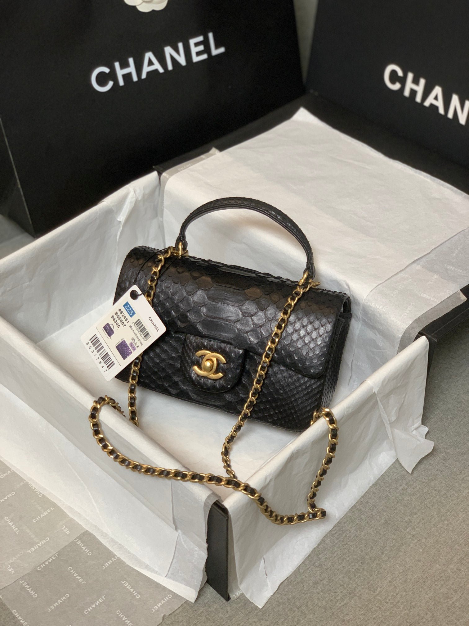 Bolso pequeño con solapa y asa de mano Chanel