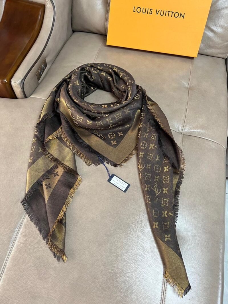 Chal Monograma Clásico LOUIS VUITTON - Image 2