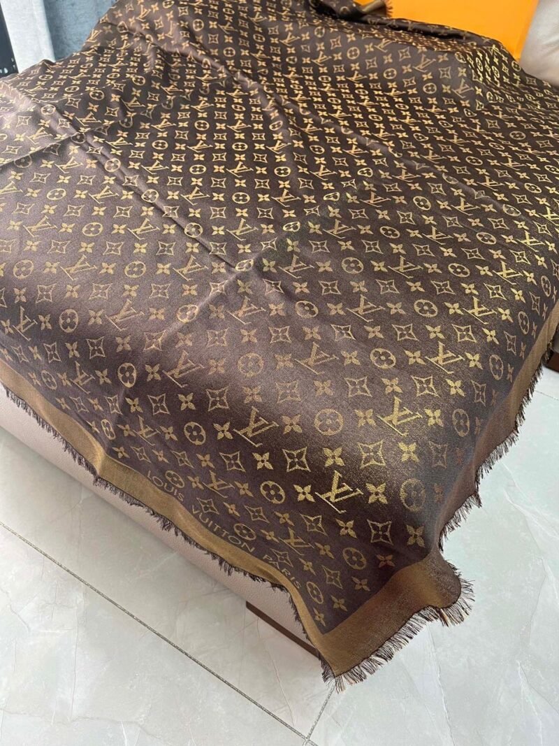 Chal Monograma Clásico LOUIS VUITTON - Image 4