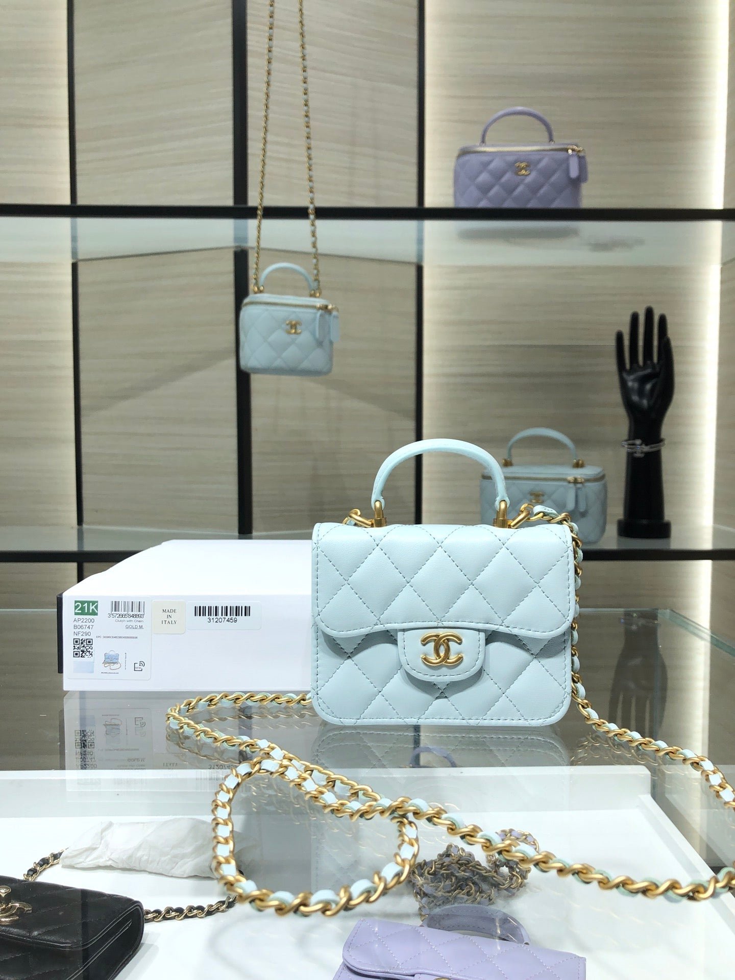 BOLSO MINI CON SOLAPA Y ASA DE MANO CHANEL