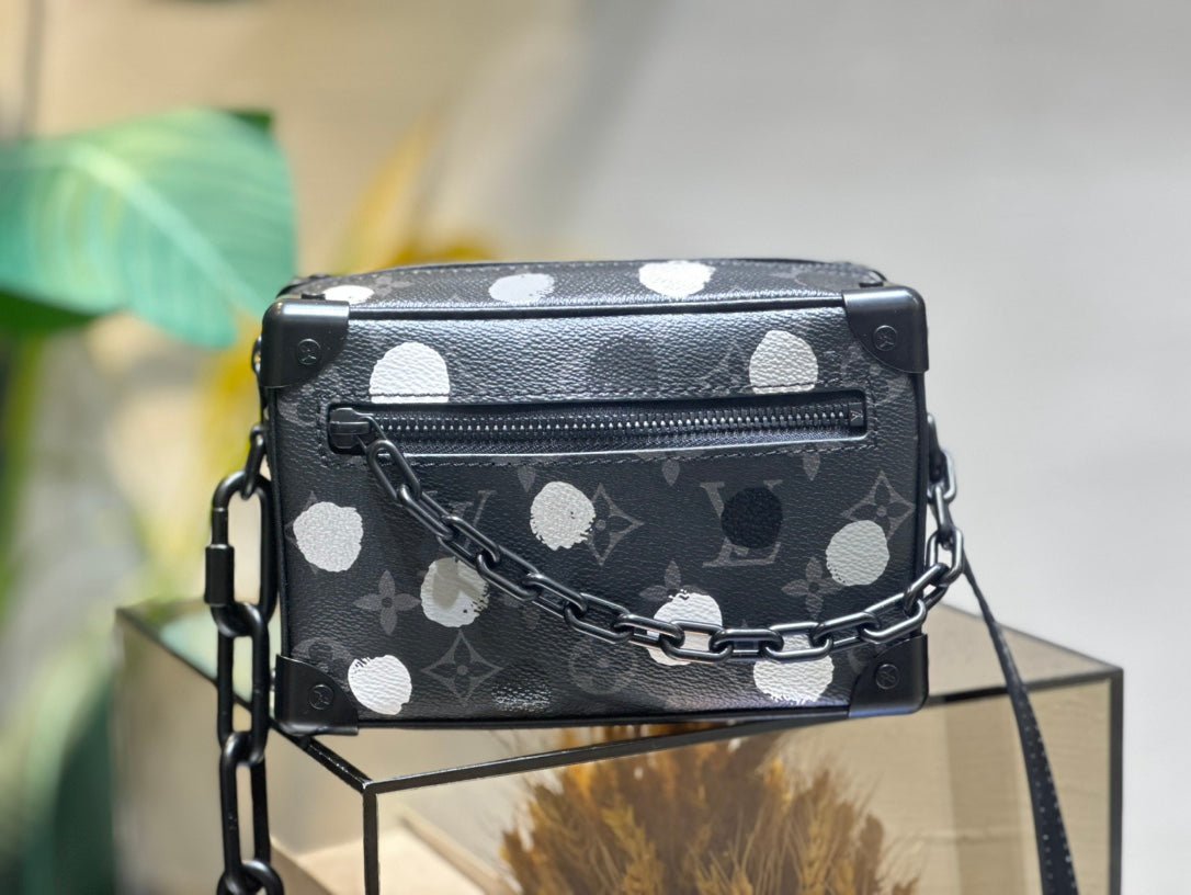 LV x YK Bolso Mini Soft Trunk LOUIS VUITTON