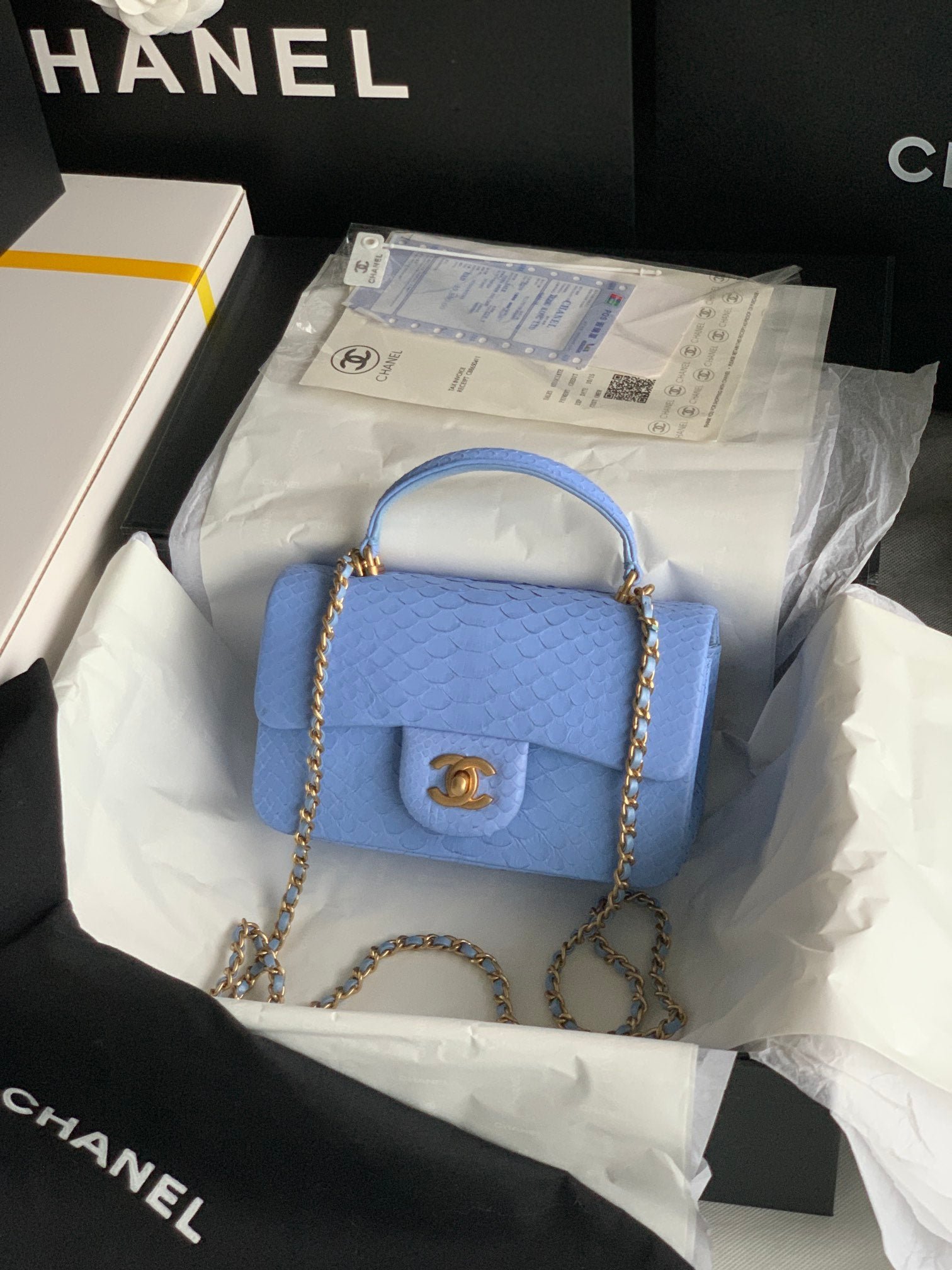 Bolso pequeño con solapa y asa de mano Chanel