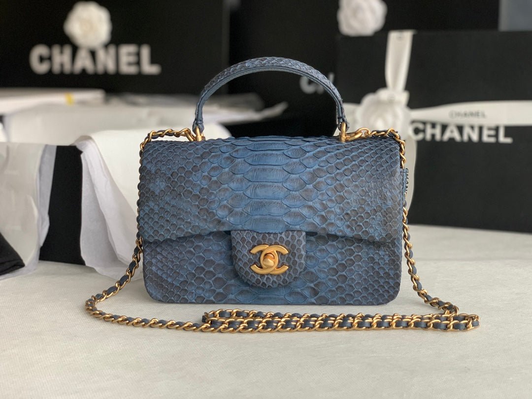 Bolso pequeño con solapa y asa de mano Chanel