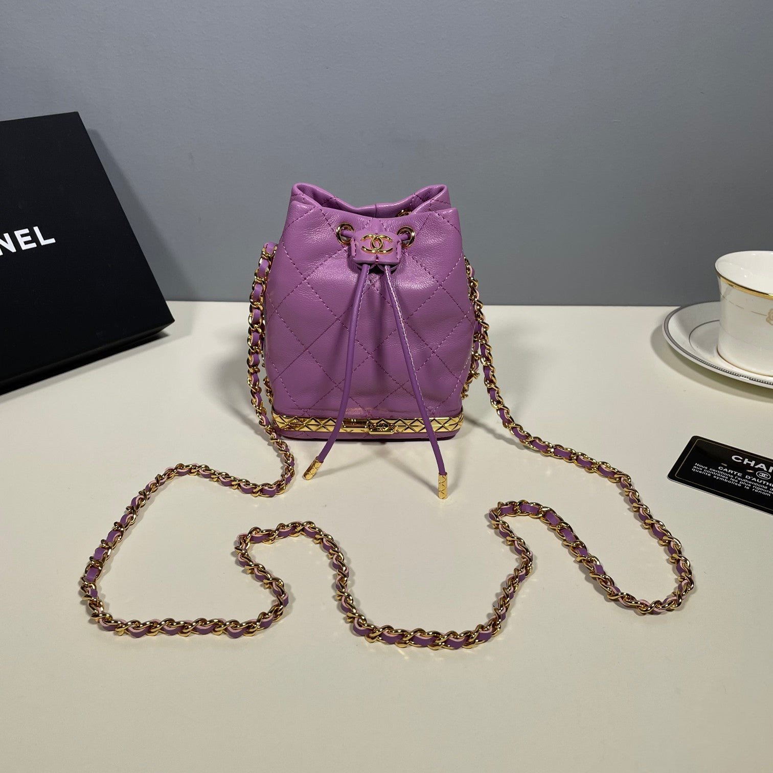 Bolso tipo cubo pequeño con cadena Chanel