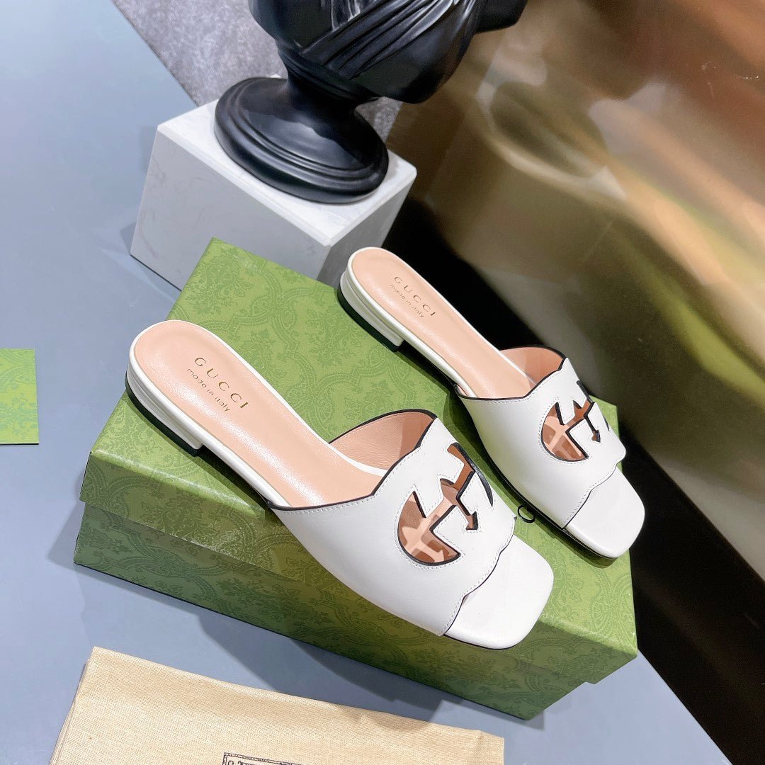 Sandalia chancla con GG perforado Gucci