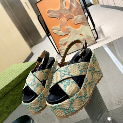 Sandalia con plataforma y GG Gucci