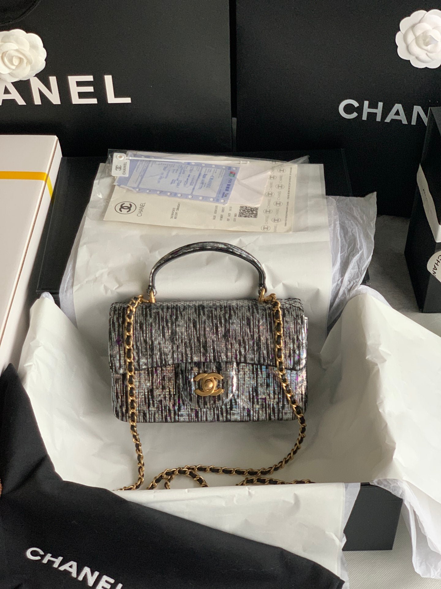 Bolso pequeño con solapa y asa de mano Chanel
