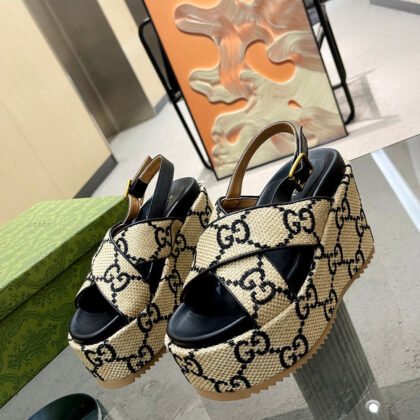 Sandalia con plataforma y GG Gucci