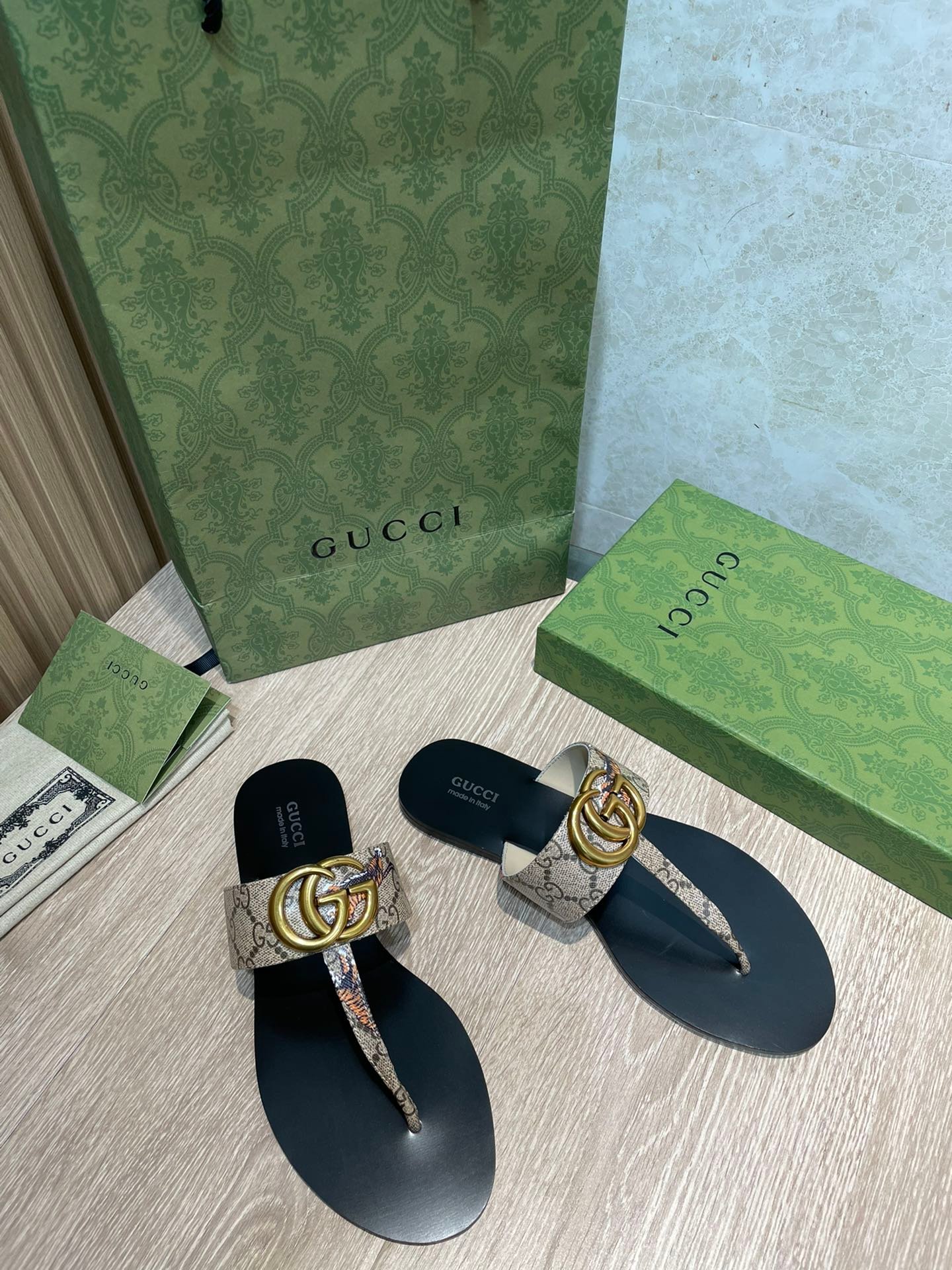 Chancla con Doble G Gucci