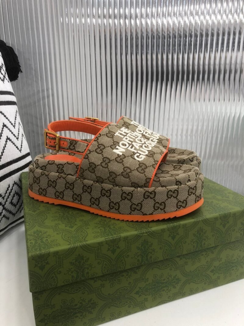 Sandalia con plataforma GG Gucci - Imagen 2