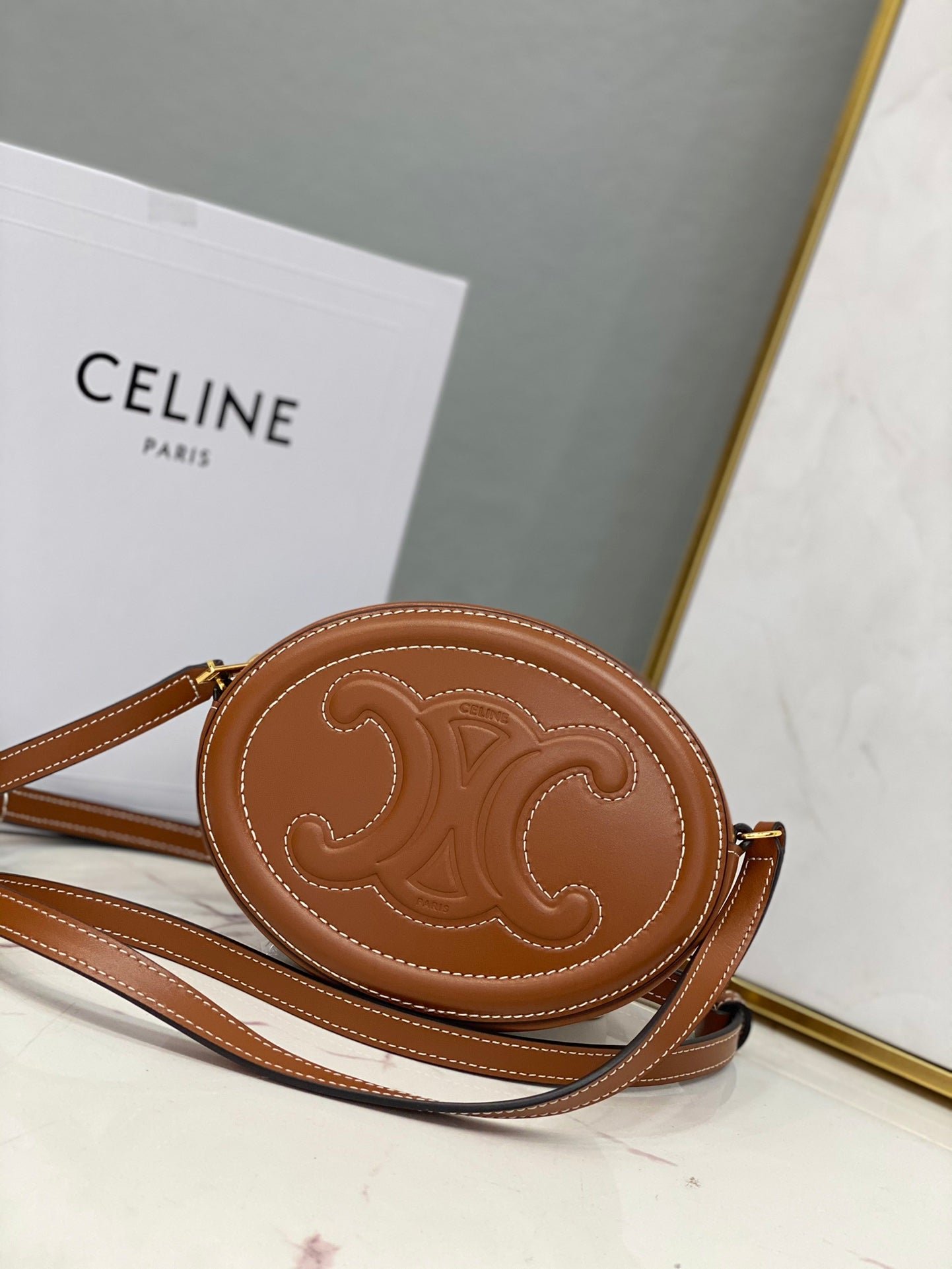 Bolso Ovalado de Piel Triomphe Celine