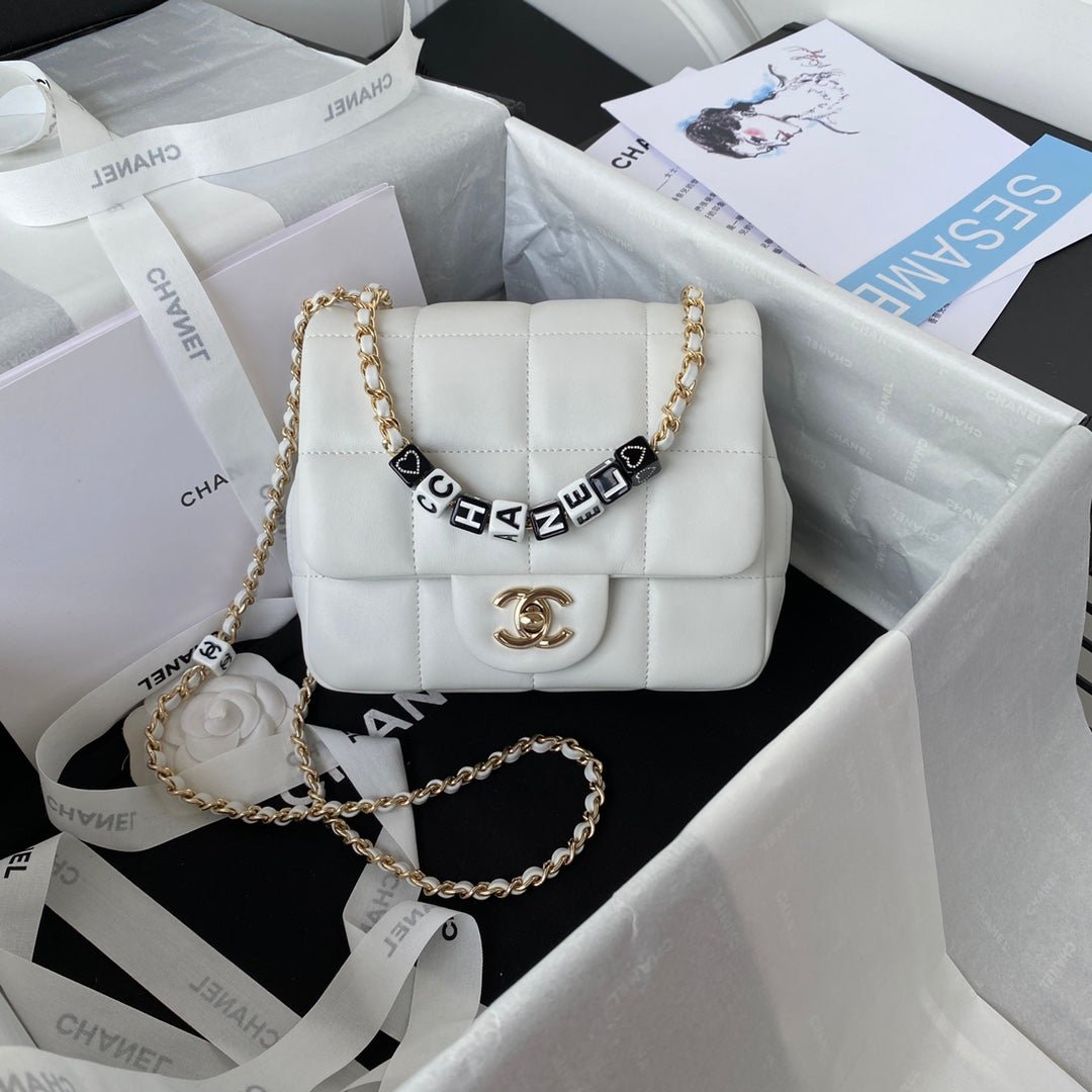 Bolso mini con solapa Chanel