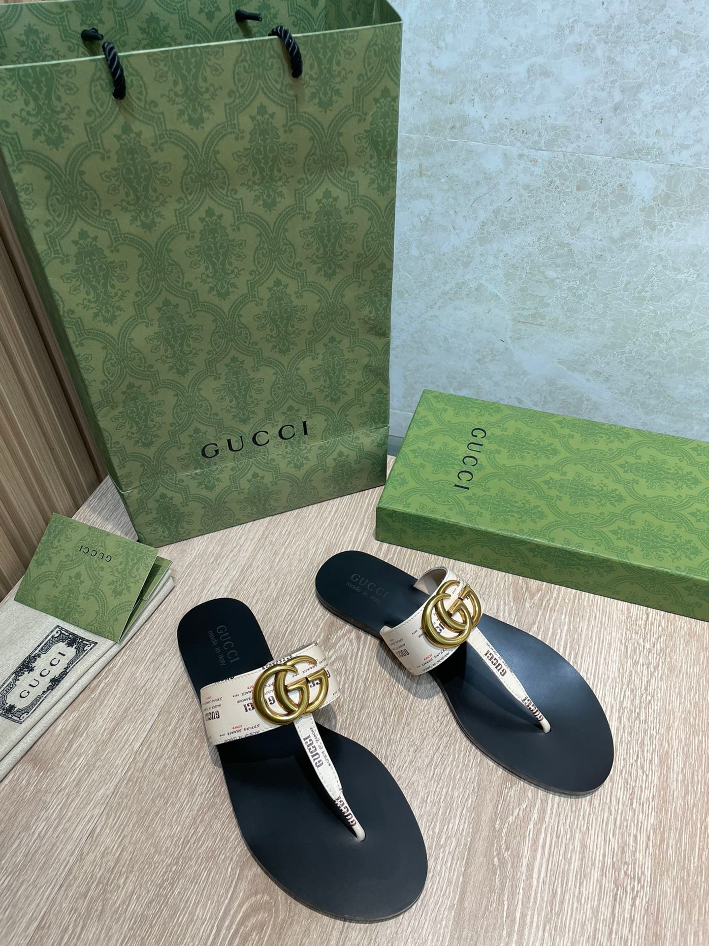 Chancla con Doble G Gucci
