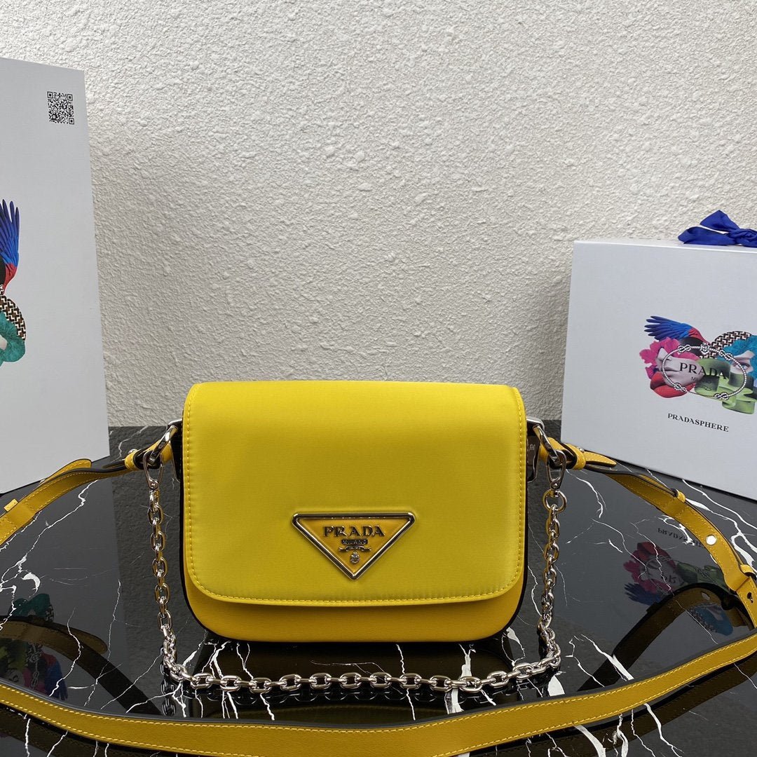 Bolso bandolera de piel saffiano PRADA