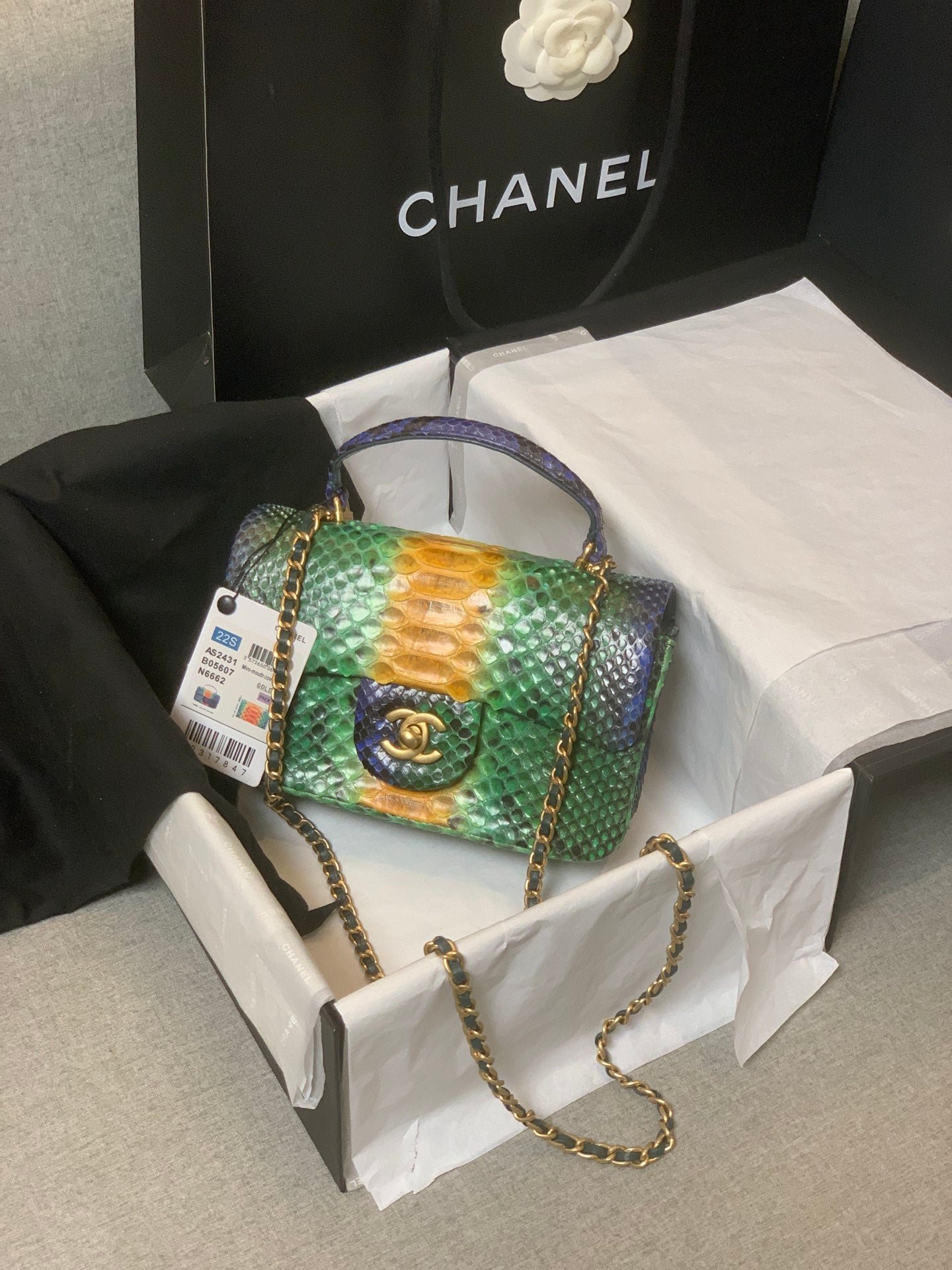 Bolso pequeño con solapa y asa de mano Chanel