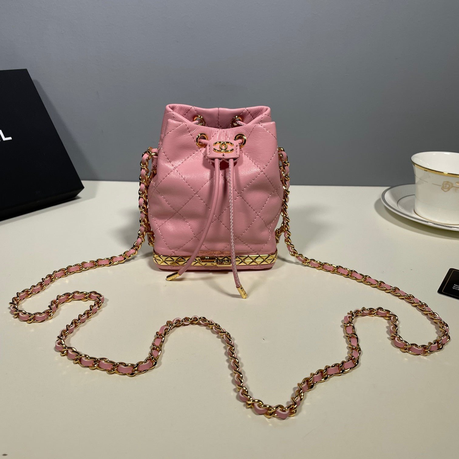 Bolso tipo cubo pequeño con cadena Chanel