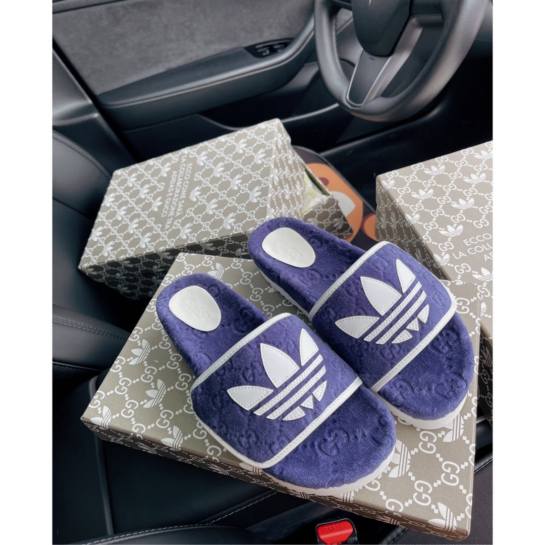 Sandalia con plataforma adidas x Gucci con GG