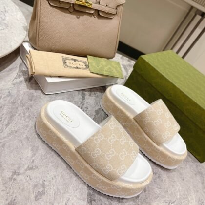 Sandalia tipo chancla con plataforma Gucci