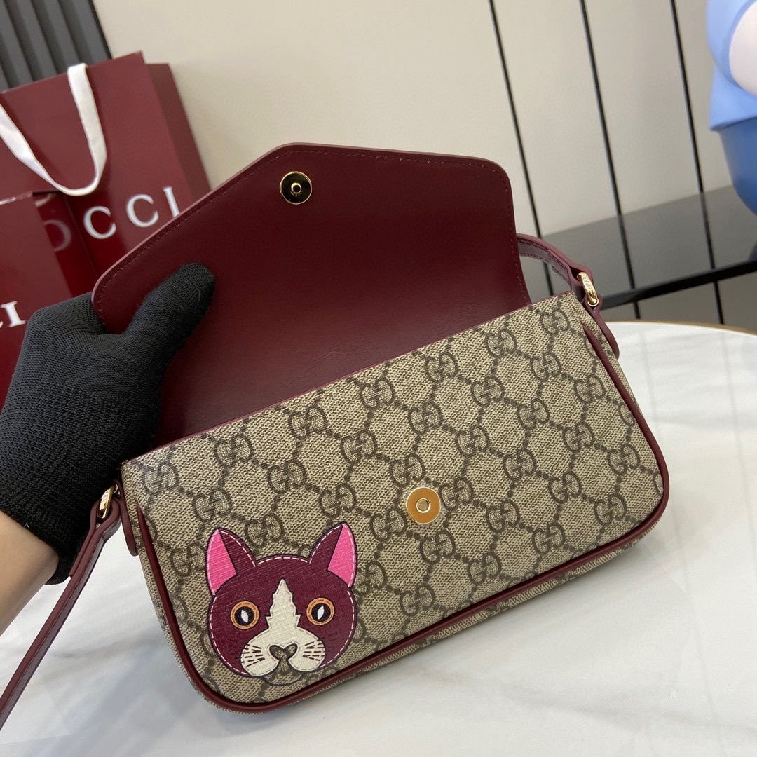 Minibolso con GG y detalle de panda Gucci - Imagen 9