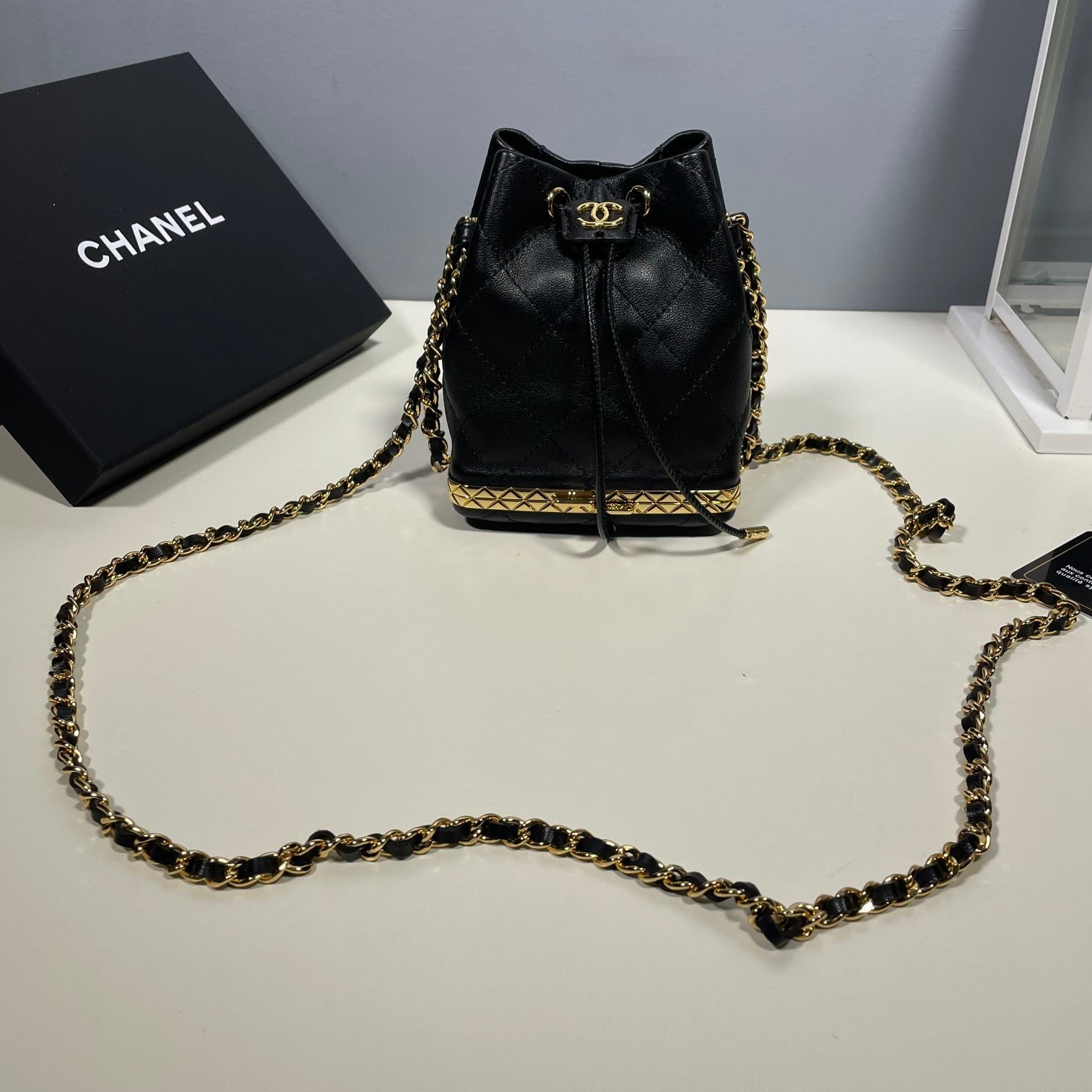 Bolso tipo cubo pequeño con cadena Chanel