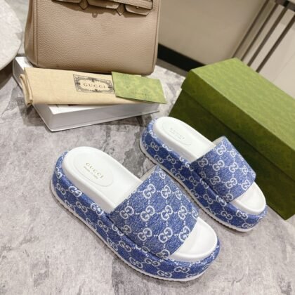 Sandalia tipo chancla con plataforma Gucci