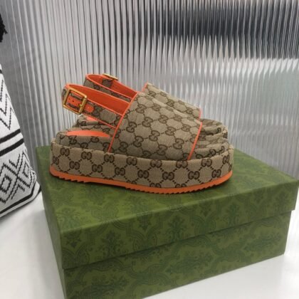Sandalia con plataforma GG Gucci