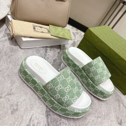 Sandalia tipo chancla con plataforma Gucci