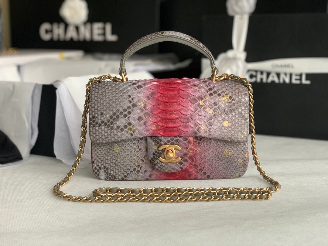 Bolso pequeño con solapa y asa de mano Chanel
