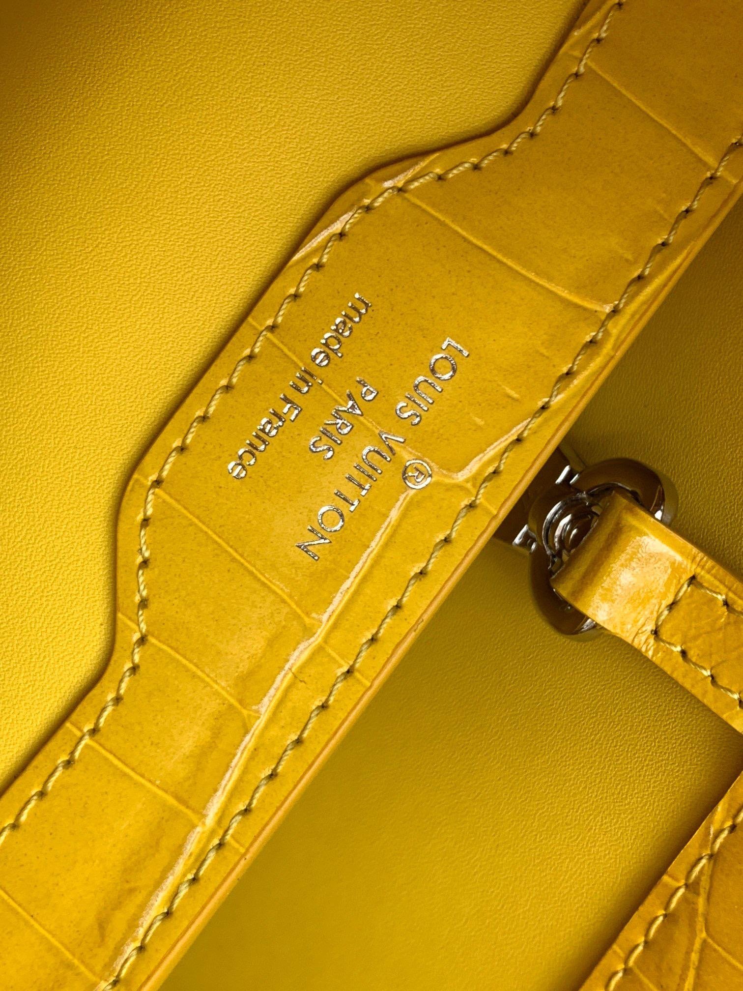 Bolso Capucines MM Louis Vuitton - Imagen 9