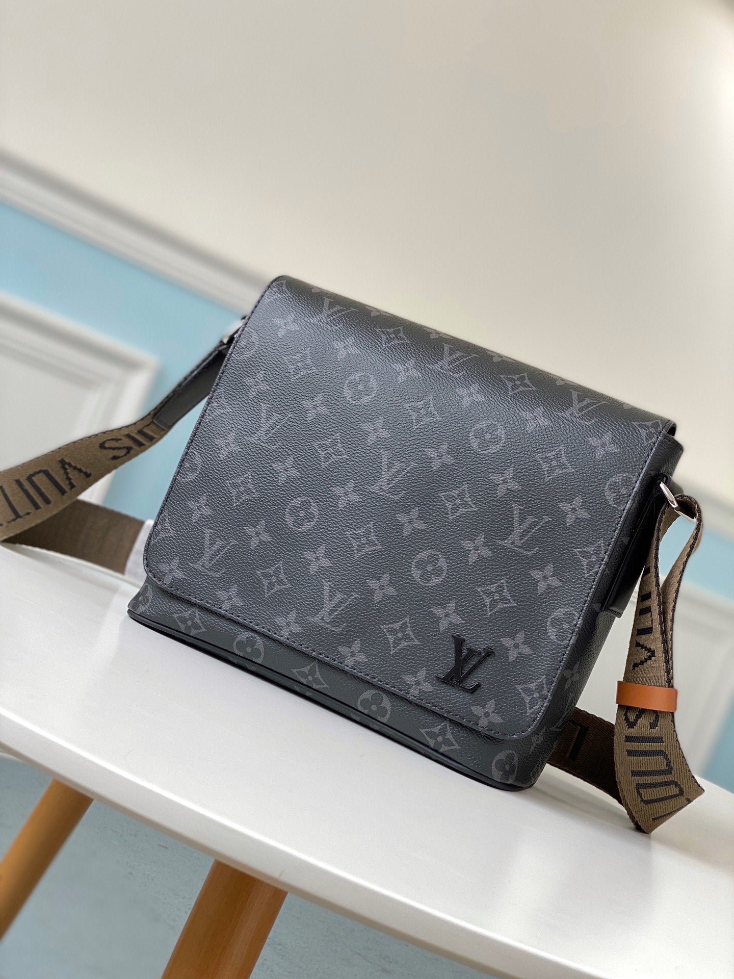 BOLSO DISTRICT PM Louis Vuitton - KJ PLUS