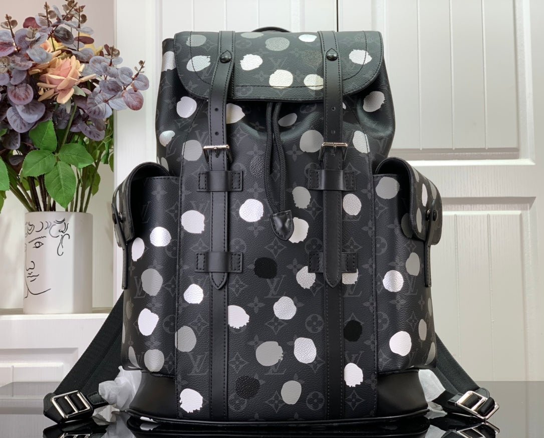 LV x YK Mochila Christopher MM LOUIS VUITTON