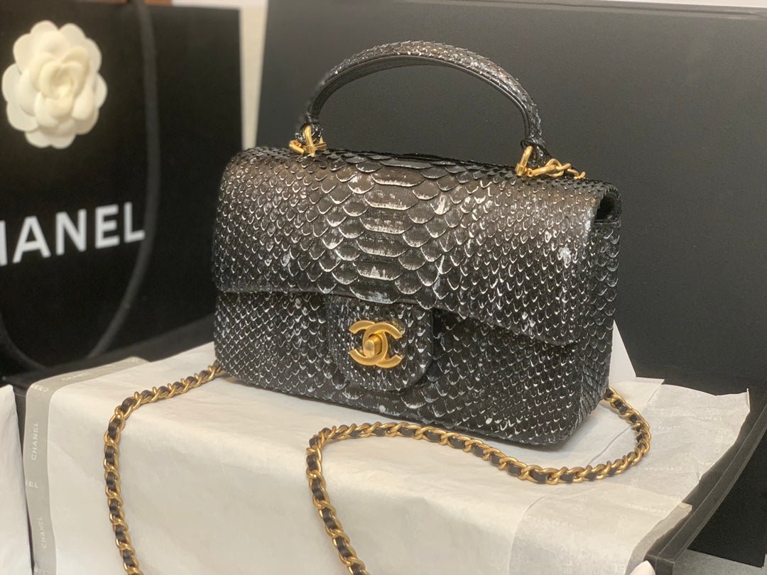 Bolso pequeño con solapa y asa de mano Chanel