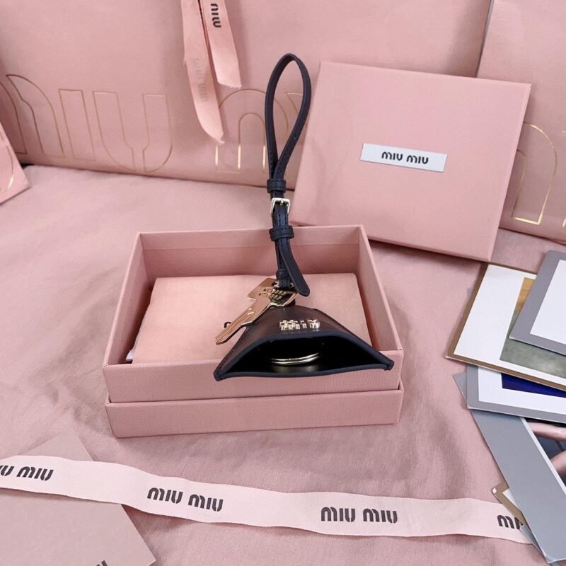Adorno de piel Miu Miu - Image 5