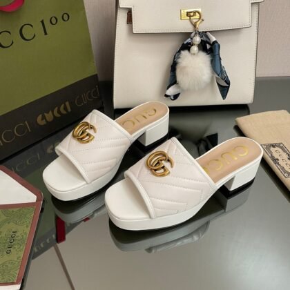 Sandalia tipo chancla con GG Gucci