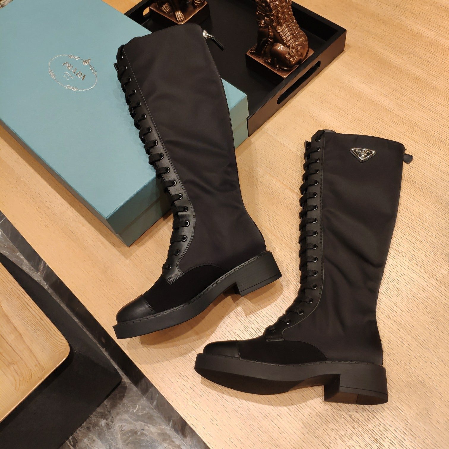 Botas de piel cepillada y Re-Nylon Prada