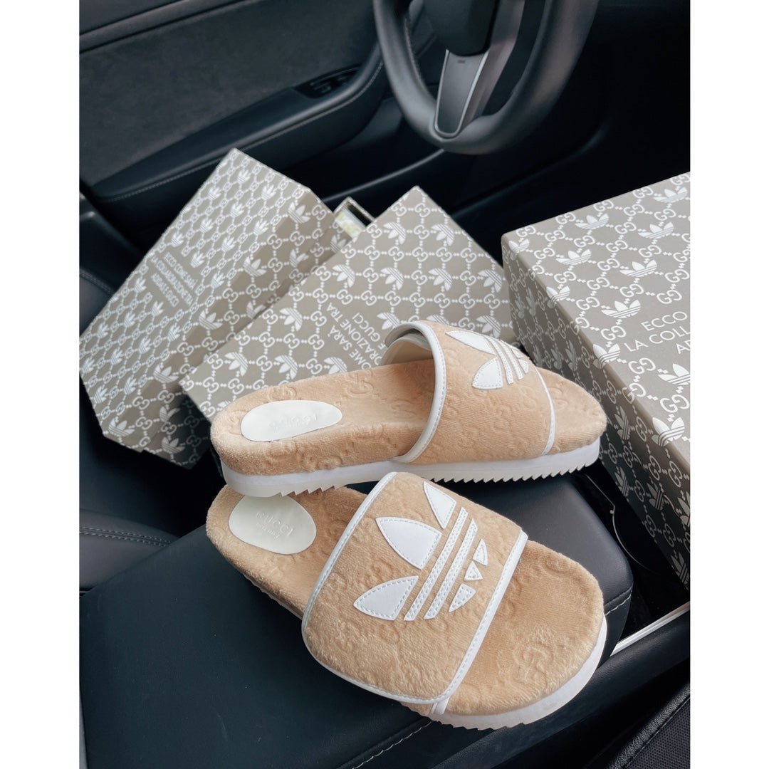 Sandalia con plataforma adidas x Gucci con GG