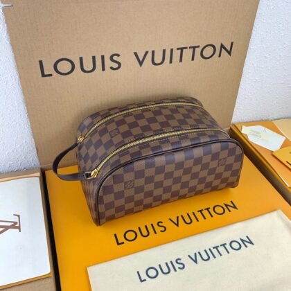 NECESER DE ASEO DOPP KIT Louis Vuitton