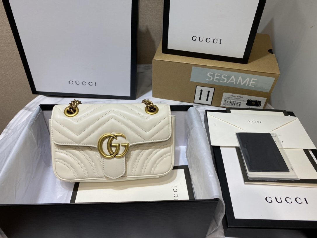 Bolso de Hombro GG Marmont Pequeño de Matelassé GUCCI