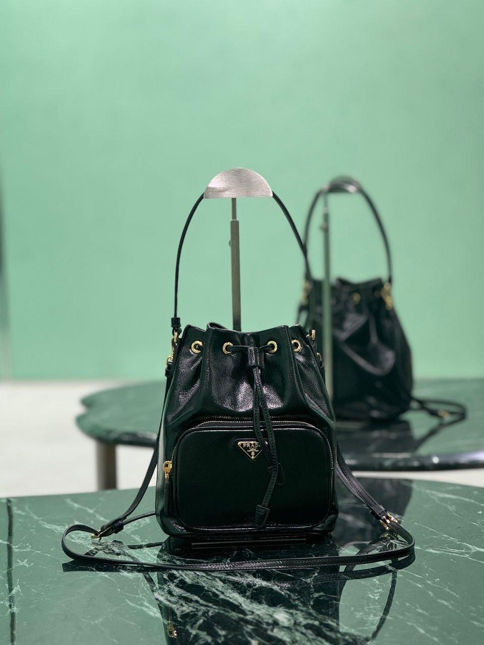 Bolso saco Prada Duet en charol naplak