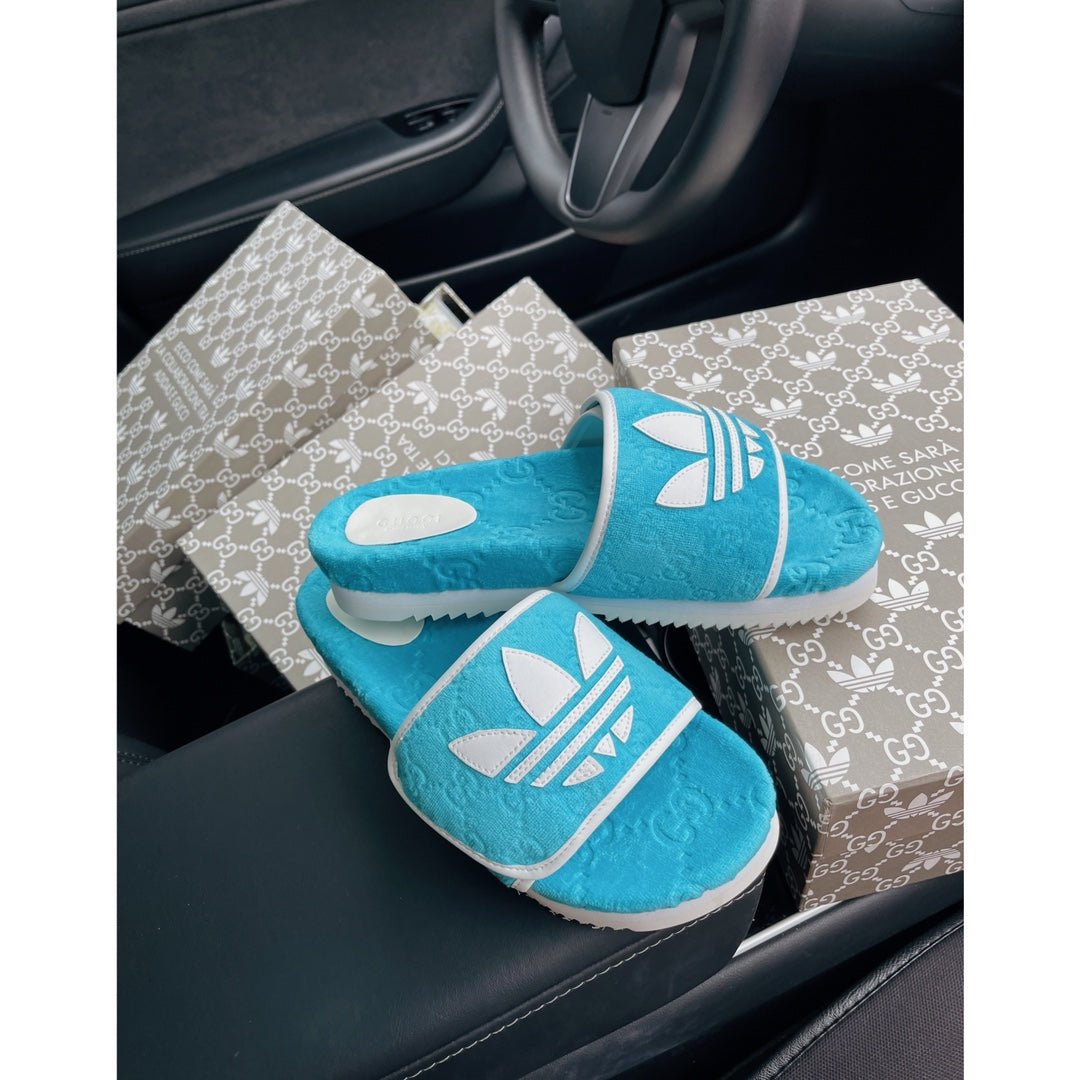 Sandalia con plataforma adidas x Gucci con GG