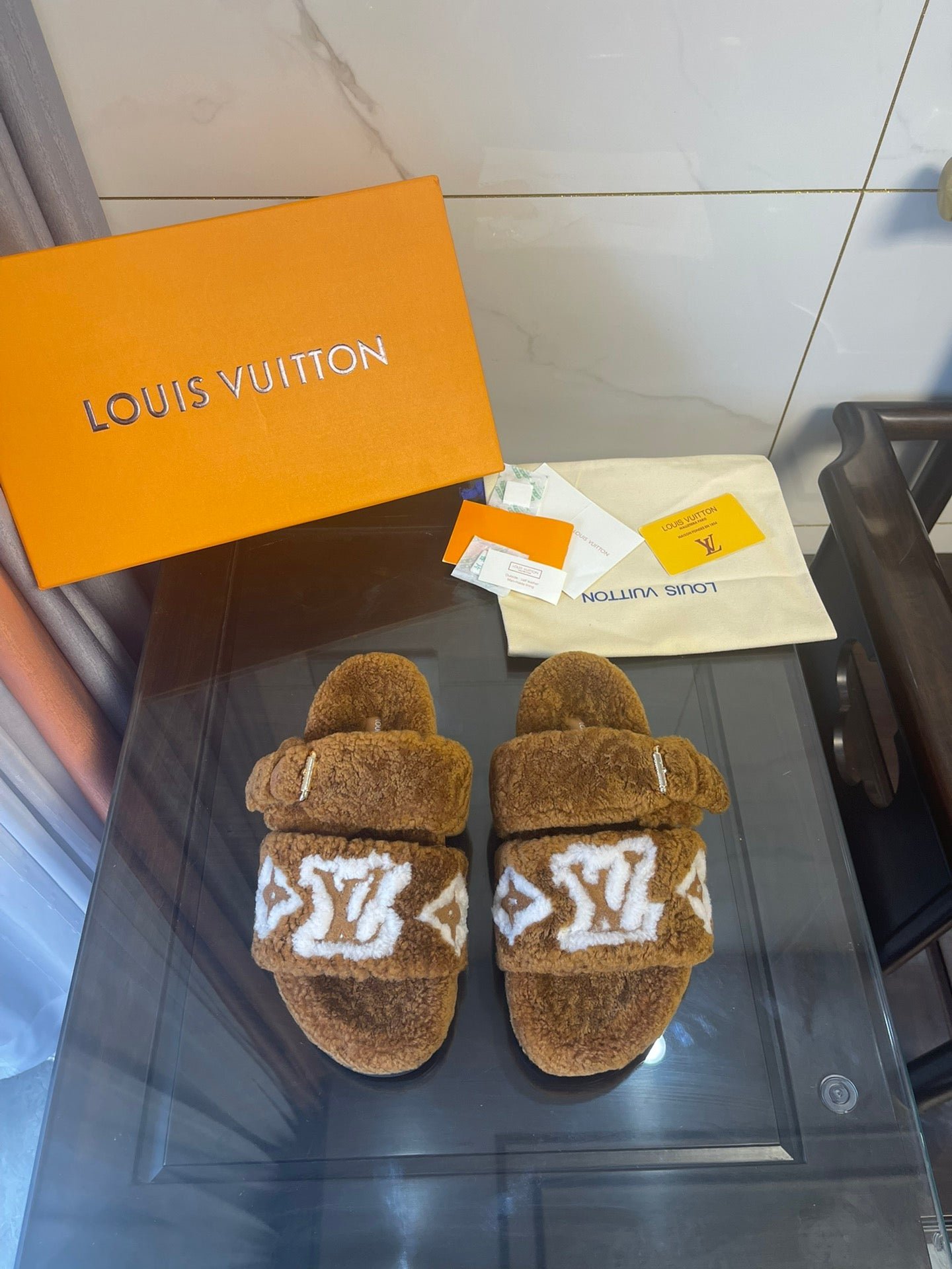 Mule Plano Paseo Comfort con Hebilla Louis Vuitton