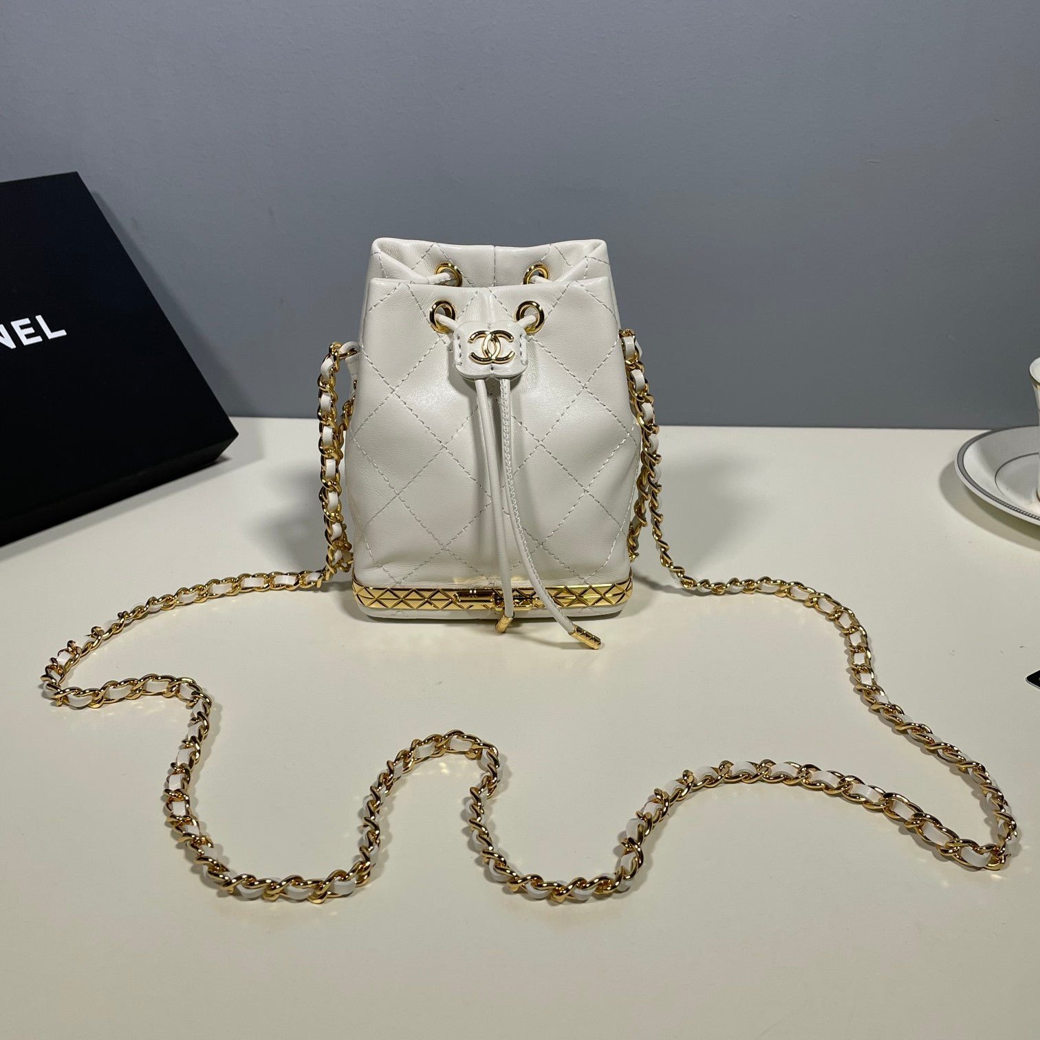 Bolso tipo cubo pequeño con cadena Chanel