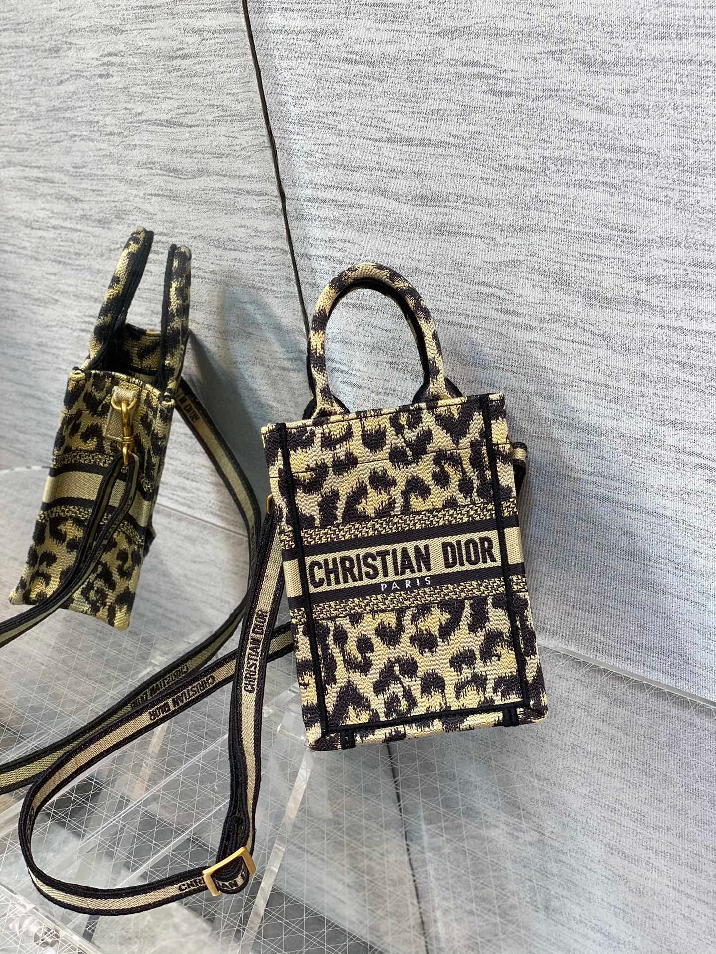 Minibolso para teléfono Dior Book Tote