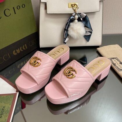 Sandalia tipo chancla con GG Gucci